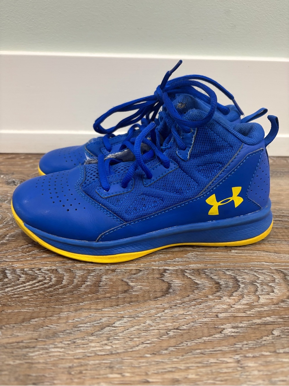 Under Armour Boys Size Youth 1.5 Blue & Yellow Athletic Shoes